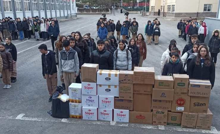 Nallıhan'da öğrencilerin ihtiyaç sahiplerine yardımı duygulandırdı