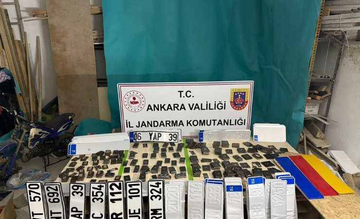 Keçiören'de sahte plaka basımı yaptıkları iddia edilen 2 şüpheli yakalandı