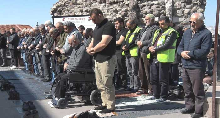 Ramazan ayının son cumasında Ankaralılar Hacı Bayram Veli Camii'ne akın etti - Resim : 2