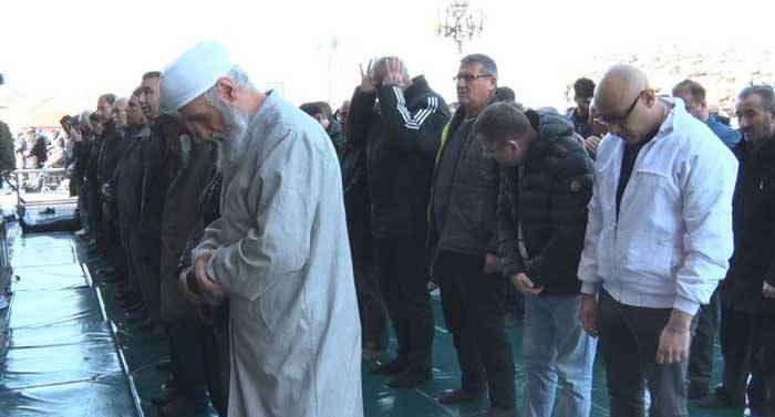 Ramazan ayının son cumasında Ankaralılar Hacı Bayram Veli Camii'ne akın etti - Resim : 3