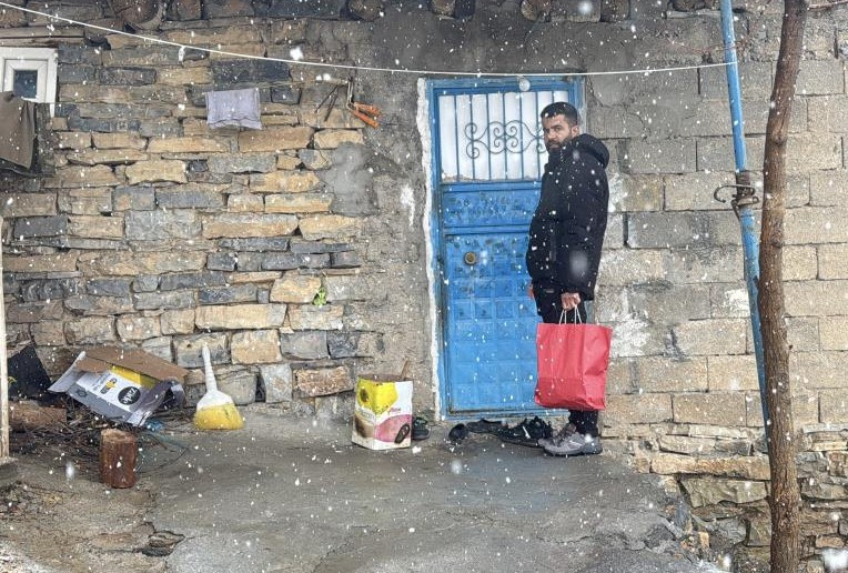 Ankaralı polis memurundan bayram &ouml;ncesi ihtiya&ccedil; sahibi ailelere yardım paketi!