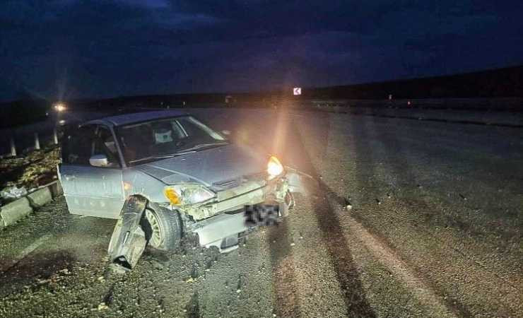 Çorum'da kontrolden çıkan otomobil demir bariyerlere çarptı: 4 yaralı