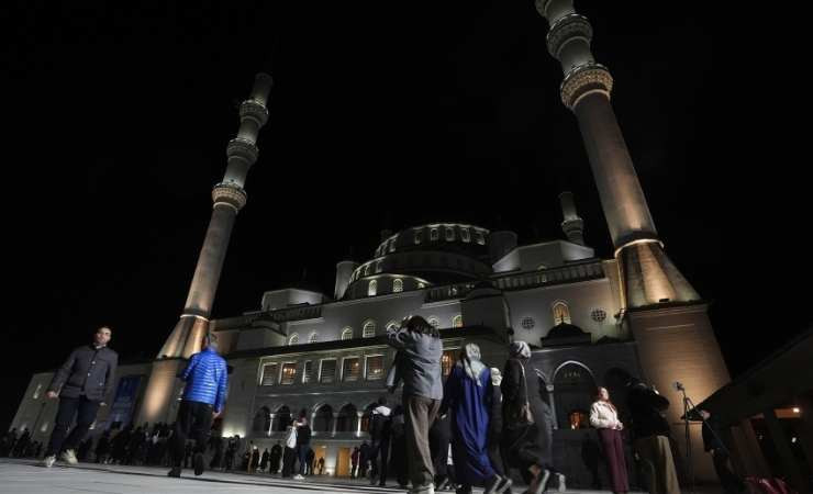 Ankara’da Kadir Gecesi’nde vatandaşlar camileri doldurup dualar ettiler