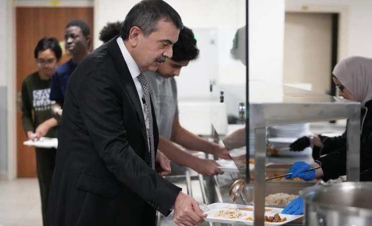 Bakan Yusuf Tekin Ankara'da öğrencilerle iftar yaptı