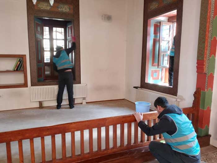 Ankara'da yükümlüler, denetimli serbestlikte cami temizlediler