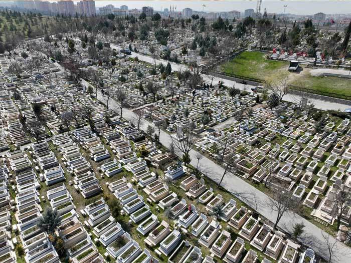 Etimesgut Belediyesi'nden bayram öncesi mezarlıklarda kapsamlı temizlik!