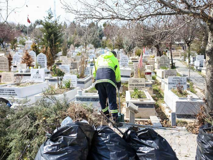 Etimesgut Belediyesi'nden bayram öncesi mezarlıklarda kapsamlı temizlik! - Resim : 3