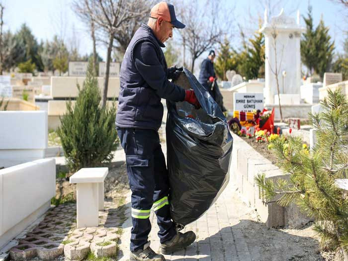 Etimesgut Belediyesi'nden bayram öncesi mezarlıklarda kapsamlı temizlik! - Resim : 2