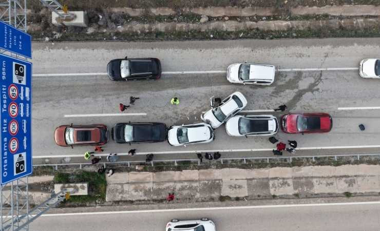 Kırıkkale'de 6 araçlı trafik kazasında 3 kişi yaralandı
