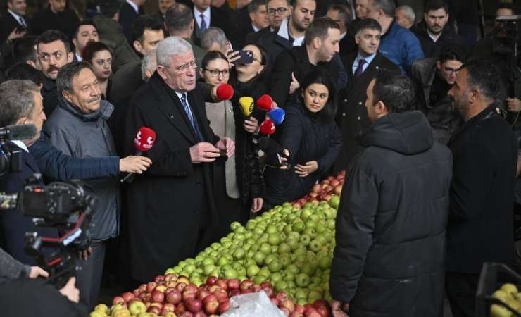 Çankaya'da pazar yerini ziyaret eden Müsavat Dervişoğlu: "Yüreğim yaralı ayrılıyorum"