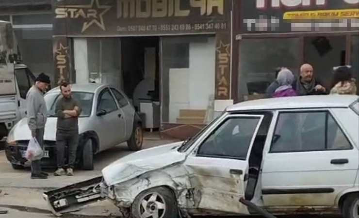 Beypazarı'nda 3 araçlı zincirleme trafik kazasında 3 sürücü yaralandı