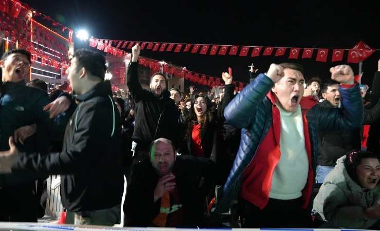 Keçiören Belediyesi'nin kurduğu dev ekranla Dünya Kupası coşkusu yaşandı