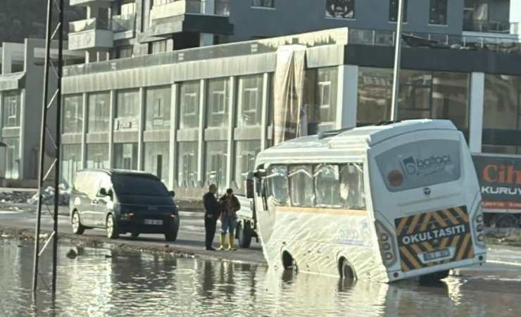 Ankara'da sağanak etkili oldu, araçlar ve yayalar zor anlar yaşadılar