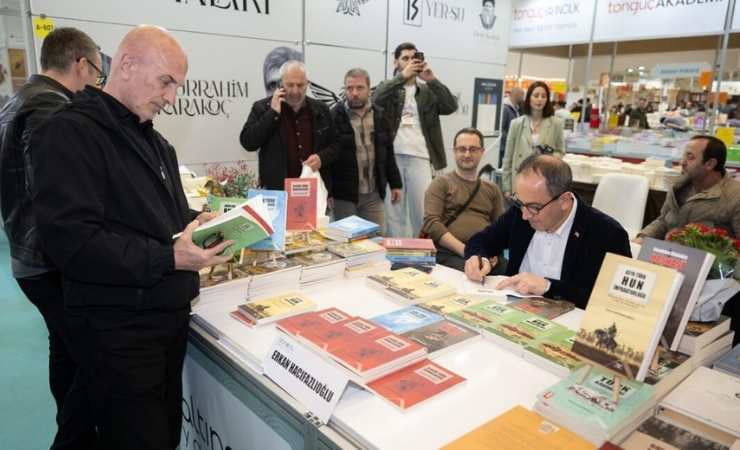 Erkan Hacıfazlıoğlu, 23. Ankara Kitap Fuarı'nda kitaplarını imzaladı
