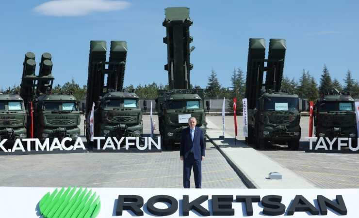 Cumhurbaşkanı Erdoğan, Tayfun Blok-4 füzesinin üzerine imzasını attı