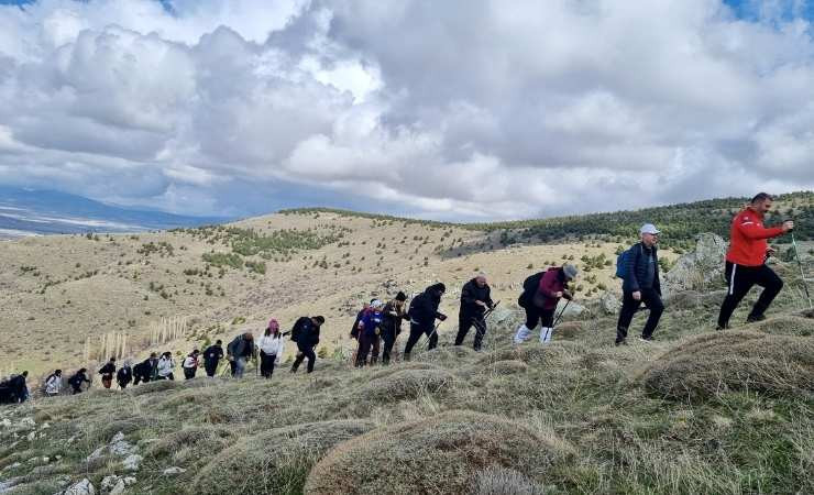 Kırşehir'de "Dünya Sağlık Günü" için Gönül Dağı'na tırmandılar