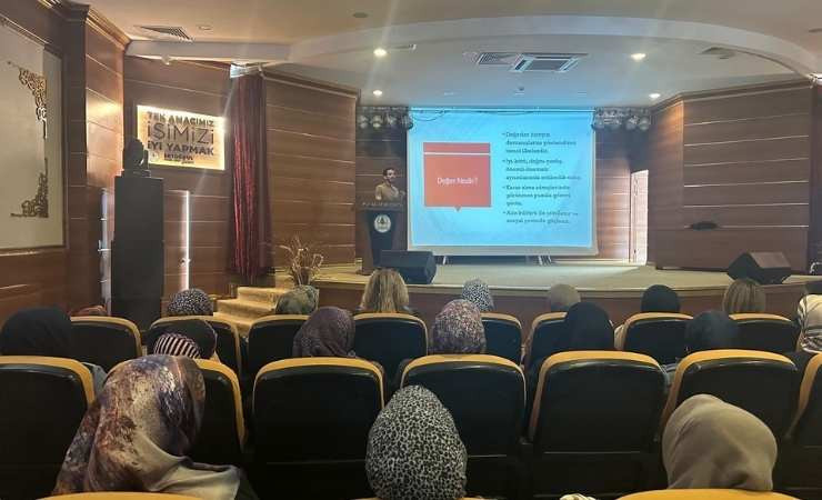 Pursaklar Belediyesi'nin düzenlediği seminerde değerlerin edinilmesinde ailenin rolü anlatıldı