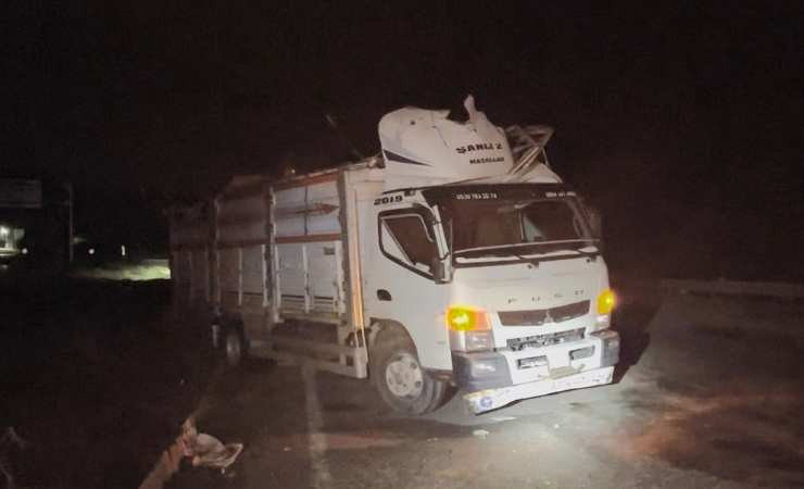 Çorum'da hafif ticari araç ile kamyon çarpıştı: 3 yaralı