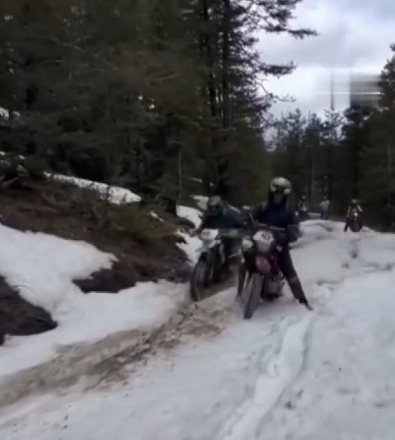 Beypazarı'nda motosiklet tutkunları karlı arazi yollarında heyecan yaşadılar