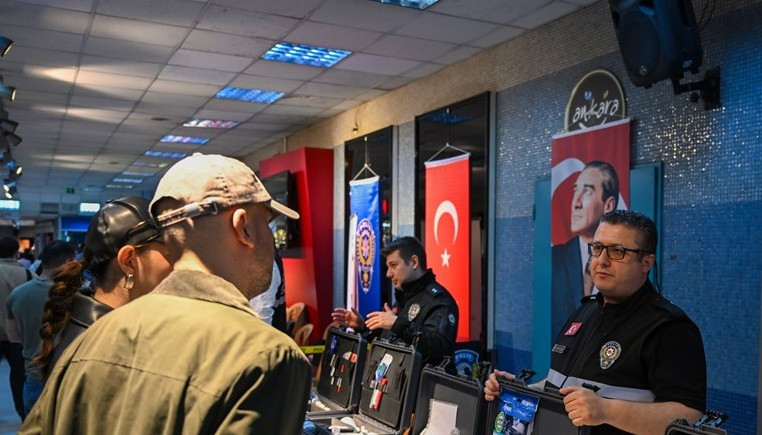 Kızılay Metrosu'nda 'Tarihi Polis Kıyafetleri Sergisi' açıldı - Resim : 3