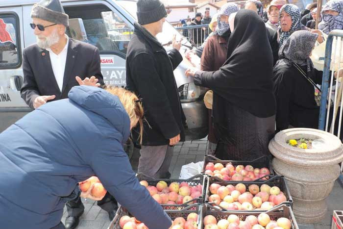 'Elmacı Dede' Hacı Bayram'da şehit polislerin hayrına elma dağıttı - Resim : 2