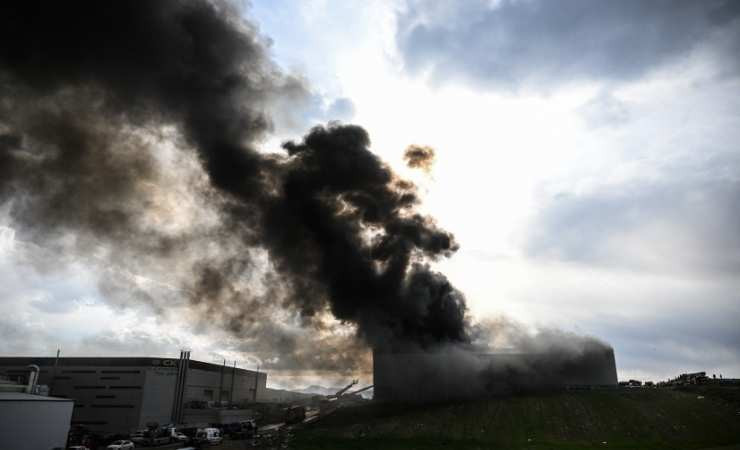 Yenimahalle'de mobilya deposunda çıkan yangın söndürüldü