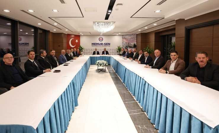 Çalışma Bakanı Vedat Işıkhan memurların taleplerini dinledi