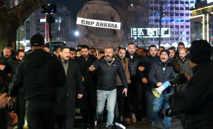 Ümit Erkol'un tutuklanma kararına CHP Ankara İl Başkanlığı önünde tepki