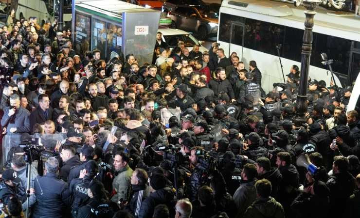 Ümit Erkol'un tutuklanma kararına CHP Ankara İl Başkanlığı önünde tepki - Resim : 2