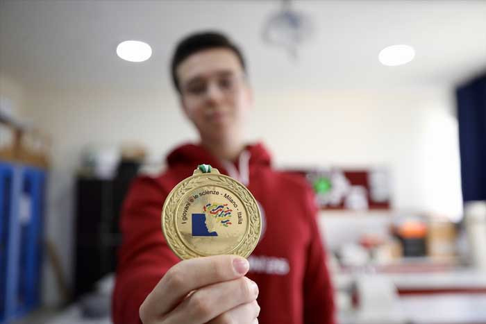 Liselilerin geliştirdiği görme engellilere destek veren robot çifte ödül kazandı!