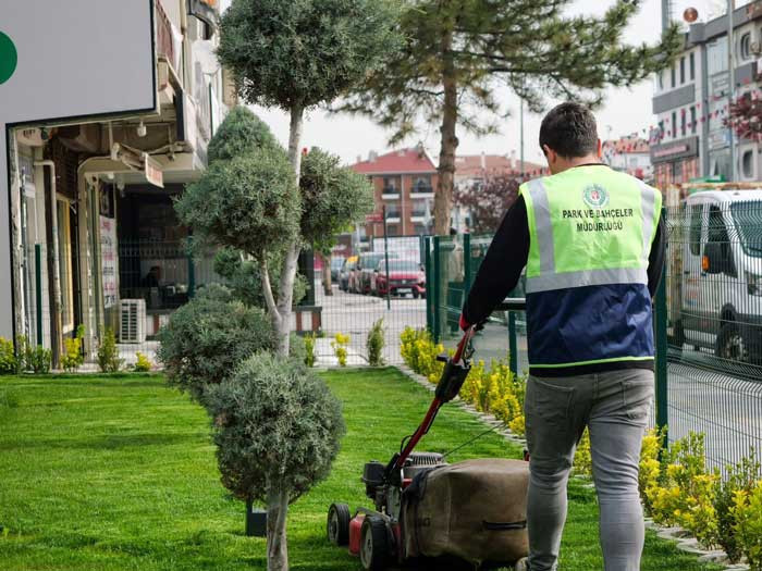 Etimesgut Belediyesi, park ve bahçelerde yaz hazırlıklarını sürdürüyor