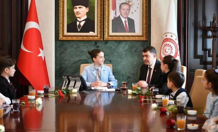 Ankara Valisi Vasip Şahin, 23 Nisan için koltuğunu 5. sınıf öğrencisi Serra'ya devretti