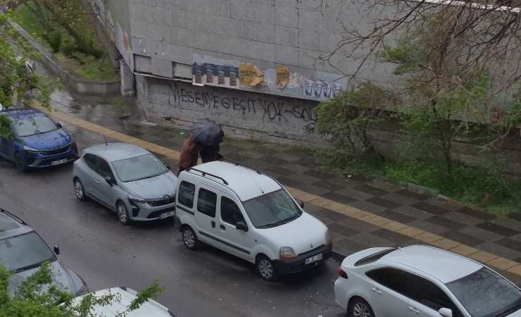 Ankara’da aniden başlayan fırtına zor anlar yaşattı
