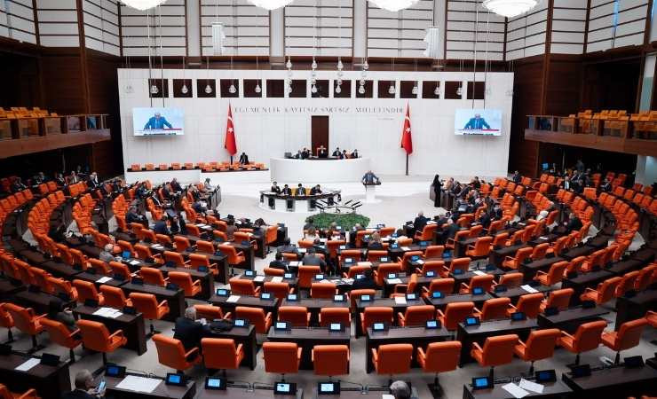 TBMM'de doğum izni ve sosyal medyaya 15 yaş düzenlemesi yasalaştı