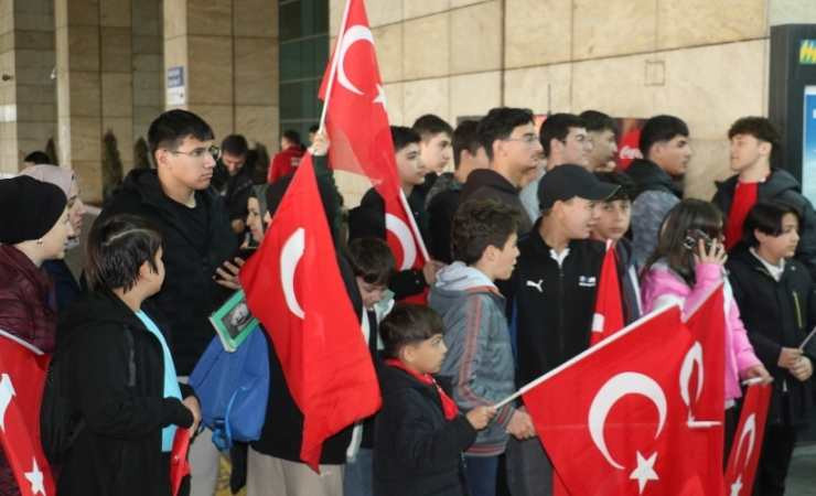 Rıza Kayaalp ve Güreş Milli Takımına Ankara'da coşkulu karşılama