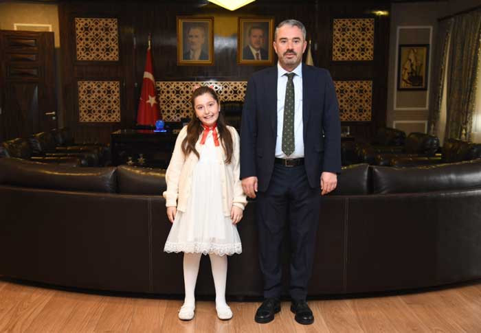 Pursaklar Belediye Başkanı Çetin, koltuğunu Miray Özayaz'a devretti - Resim : 2