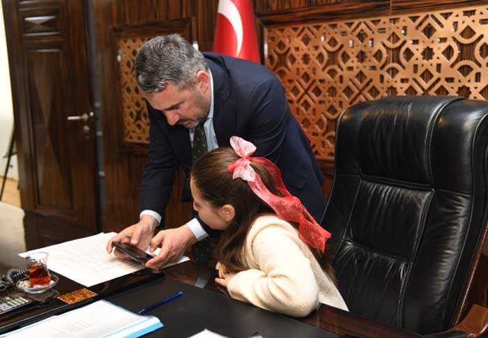 Pursaklar Belediye Başkanı Çetin, koltuğunu Miray Özayaz'a devretti - Resim : 3