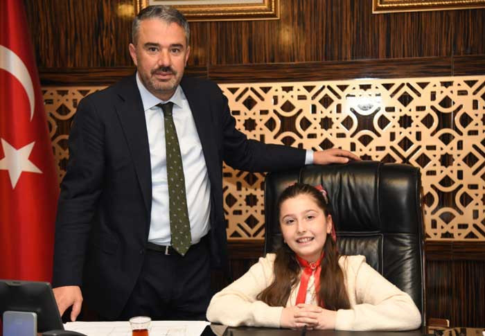 Pursaklar Belediye Başkanı Çetin, koltuğunu Miray Özayaz'a devretti