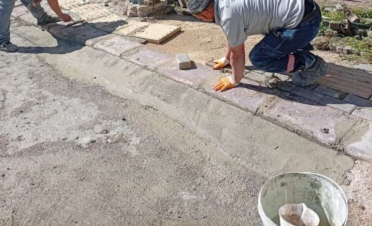 Pursaklar Belediyesi ekiplerinden yıpranan yapılara yenileme çalışması