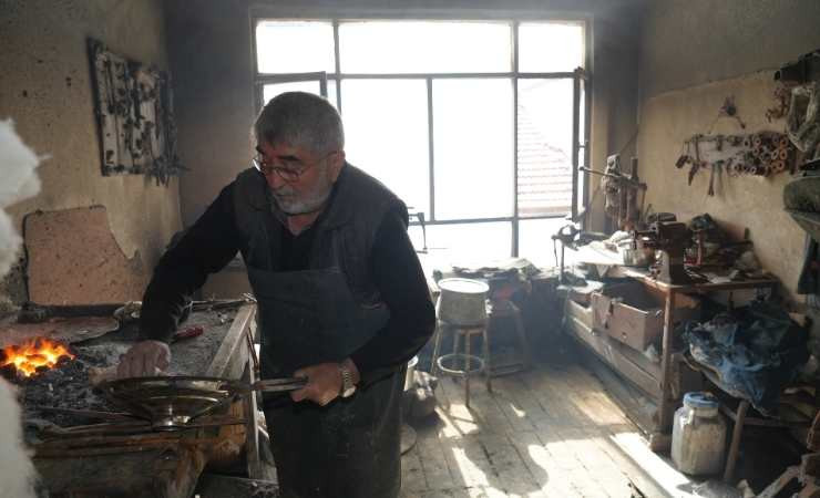 Çubuk'ta 55 yıllık kalaycı ustası, mesleğin yok olmasından endişe ediyor