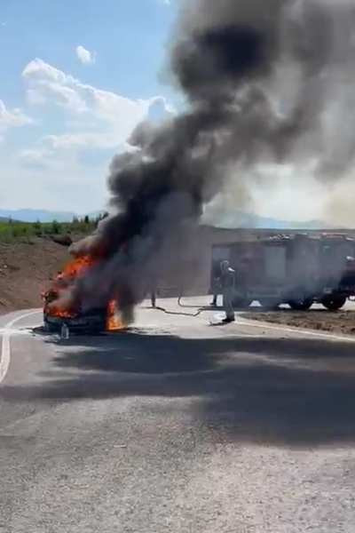 Nallıhan'da araç yangını: Otomobil kullanılamaz hale geldi