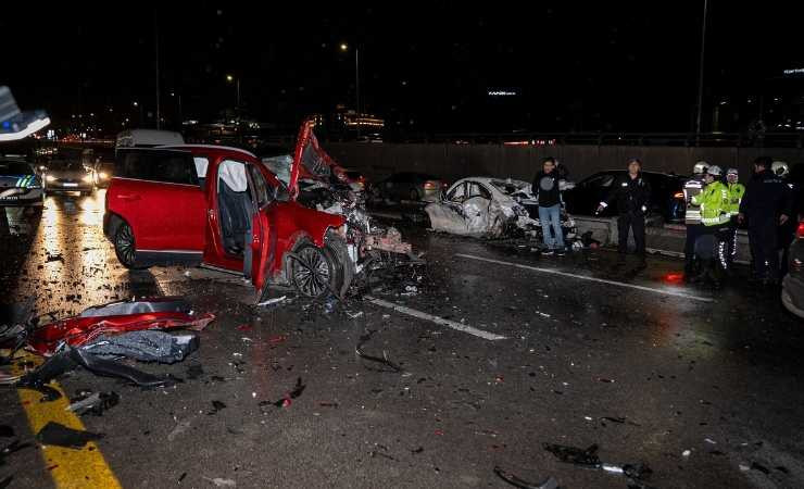 Pursaklar'da 4 araçlı zincirleme trafik kazası: 3'ü ağır 8 kişi yaralandı
