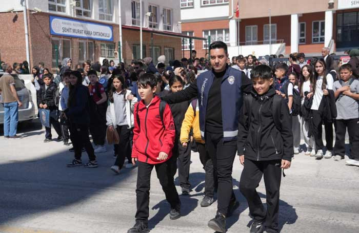 Keçiören Belediyesi Zabıta Müdürlüğü ekiplerinden öğrenci güvenliği için yoğun mesai - Resim : 3