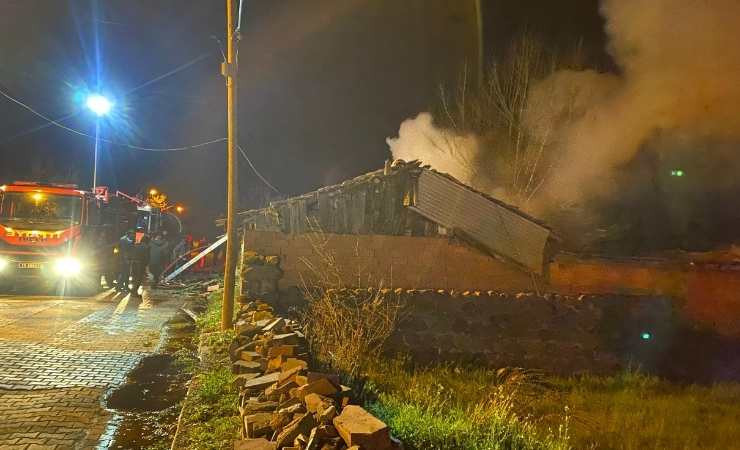 Çankırı'da çıkan yangında müstakil ev kullanılamaz hale geldi