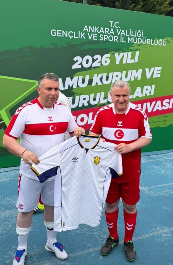 Kamu futbol turnuvasında Osman Aşkın Bak ve Ankaragücü Başkanı İlhami Alparslan rakip oldular