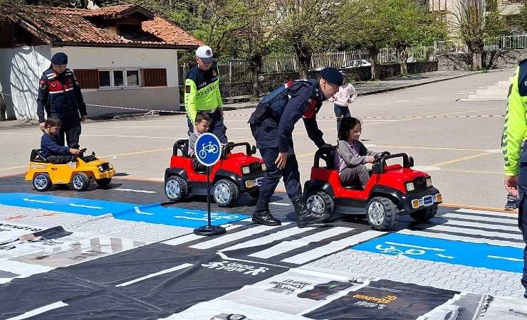 Beypazarı'nda kurulan parkurda çocuklara trafik eğitimi verildi