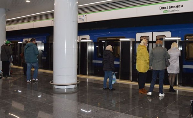 Ankara'da çözüm metro istasyonları için peron ayırıcı kapı sistemleri mi?