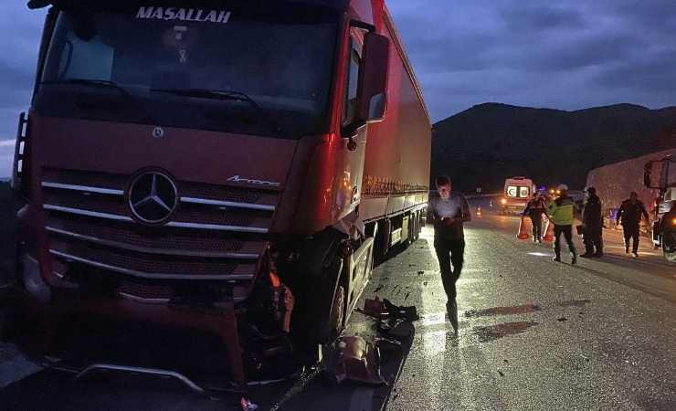 Çankırı'da otomobil ile tır çarpıştı: 3 yaralı