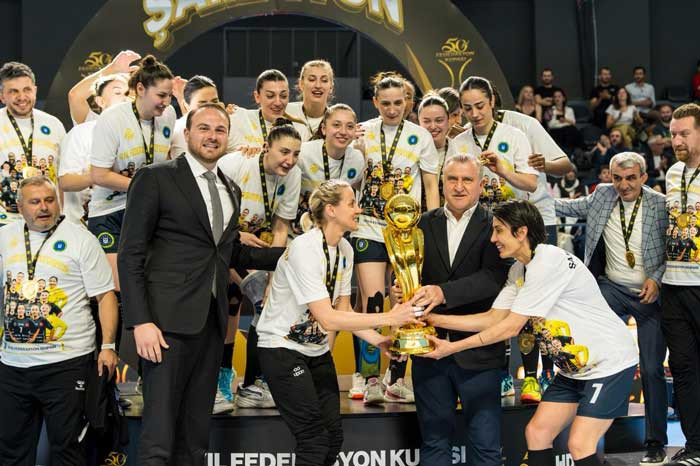 Hentbol 50.Yıl Kupasını, erkeklerde Beşiktaş, kadınlarda Bursa BBSK kazandı