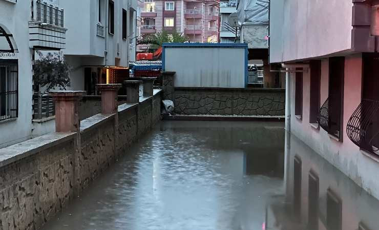 Çankırı'da kuvvetli sağanak hayatı felç etti, ev ve iş yerlerini su bastı